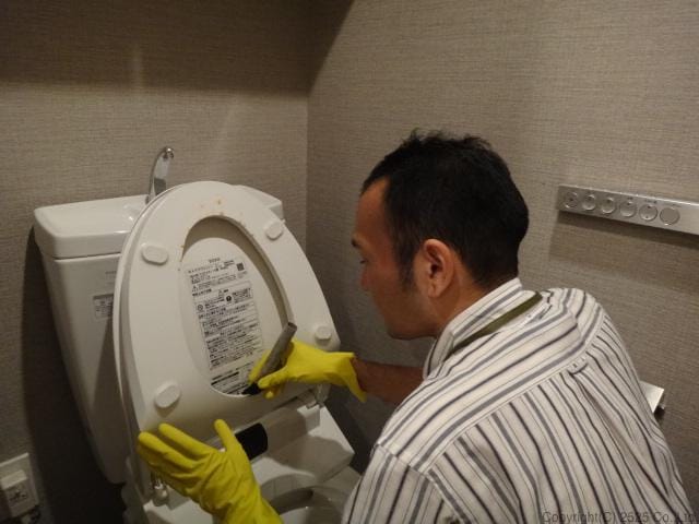 渋谷区でトイレのクリーニングの様子