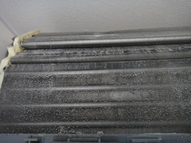 富士通エアコンのアルミフィン部分の汚れ