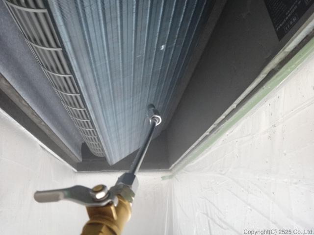天井埋込エアコンクリーニングの高圧洗浄後の綺麗になったアルミフィン部分