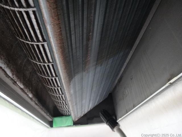 天井埋込エアコンクリーニングのアルミフィンの洗浄前と後の色の違い