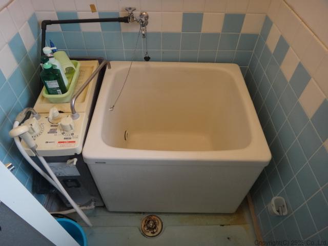 お風呂バスタブ下部エプロン内高圧洗浄コバエ,チョウバエ駆除方法,バランス釜タイプ
