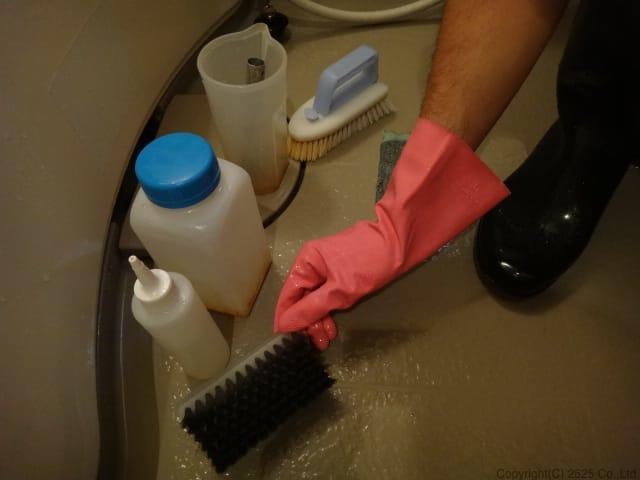 お風呂クリーニング、数種類の洗剤と道具