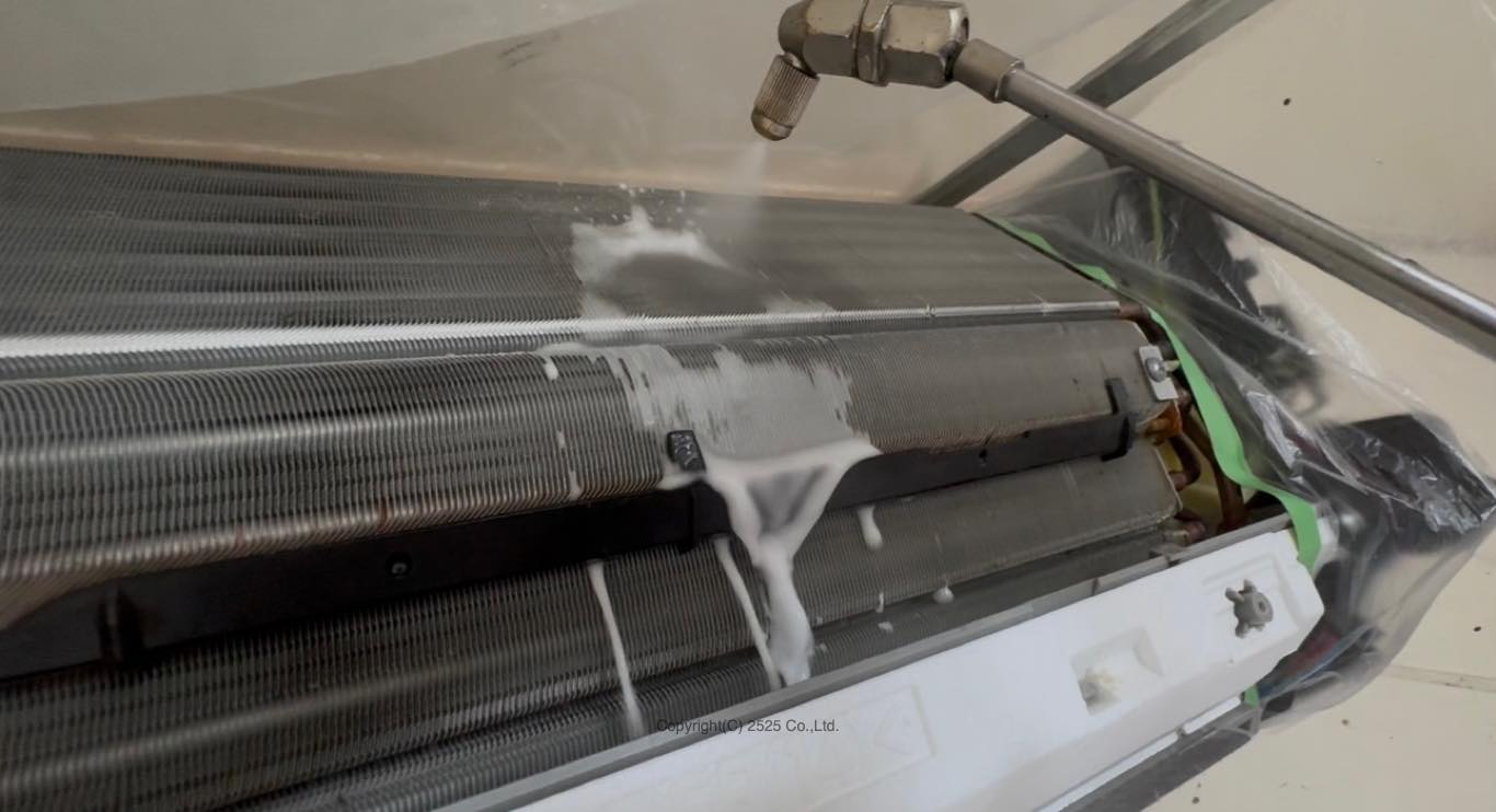 高圧洗浄機による洗剤塗布