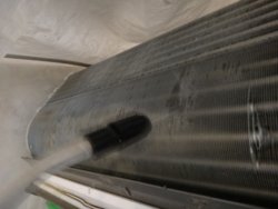 CS-220CXRアルミフィンに洗浄液かける